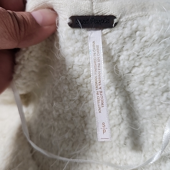 Free People Sweater Womens Medium Icing Cream Fuzzy Oversize Soft Slouchy V Neck - Picture 9 of 10